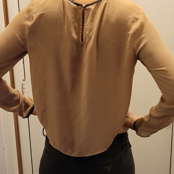 🌟🥂Forever 21 M Keyholes tan black trim long sleeve - Picture 11 of 15